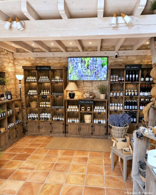 Boutique du Mas de l’Essentiel à Villesèque avec savons, cosmétiques, vins et produits à la lavande