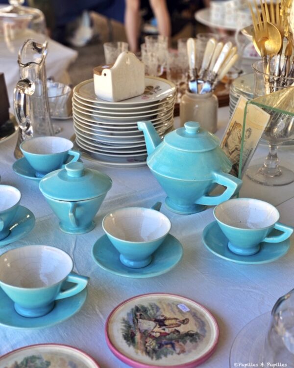 Service à thé bleu turquoise ancien sur un stand de brocante à Monpazier