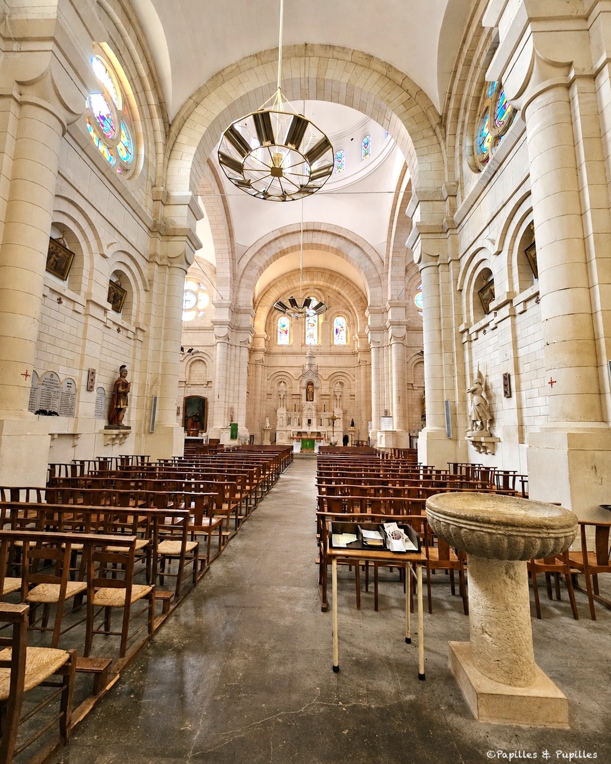 Intérieur de l’église Saint-Martin de Castelnau-Montratier avec nef, arches et vitraux