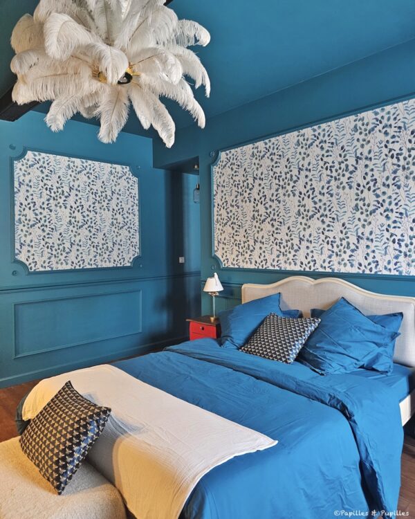 Chambre bleue du Domaine de Sens Bas avec lit double, papier peint végétal et suspension en plumes