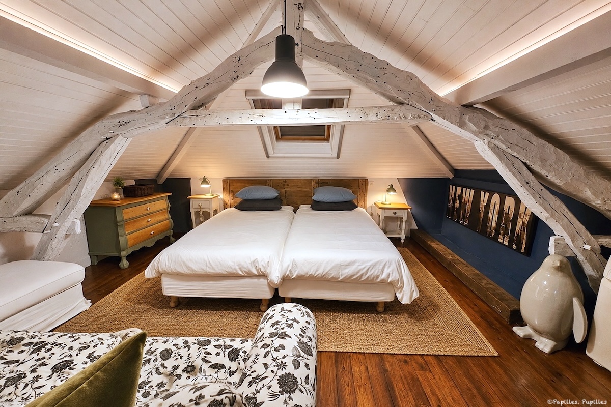 Chambre mansardée avec poutres apparentes au gîte Les Fontanelles du Quercy Blanc