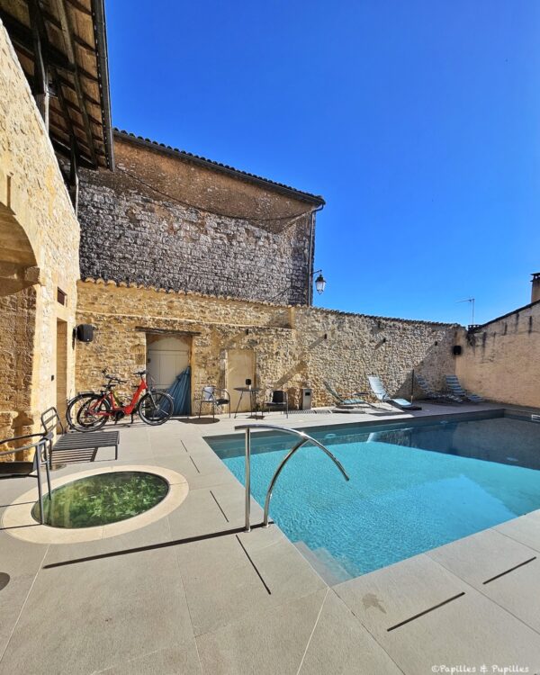 Piscine de l'hôtel Chevalier Bleu