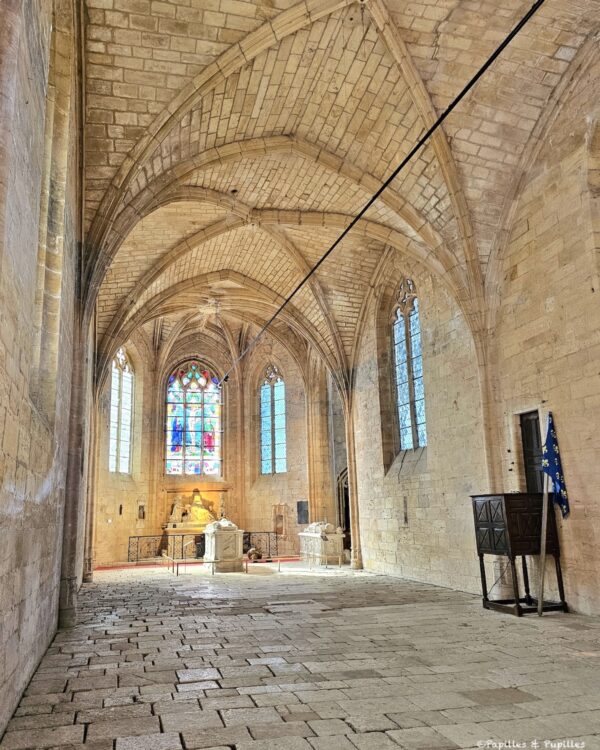 Grande chapelle du Château de Biron avec voûtes en pierre, vitraux et tombeaux sculptés