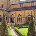 Arcades gothiques et puits central dans le cloître de Cadouin en Dordogne