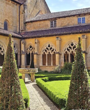 Arcades gothiques et puits central dans le cloître de Cadouin en Dordogne