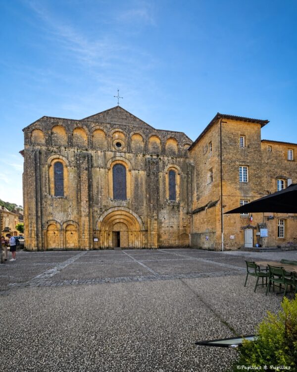 Façade de l’abbaye de Cadouin sur la place du village en Dordogne