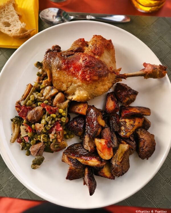 Confit de canard servi avec cèpes rôtis et légumes au Domaine de Sens Bas