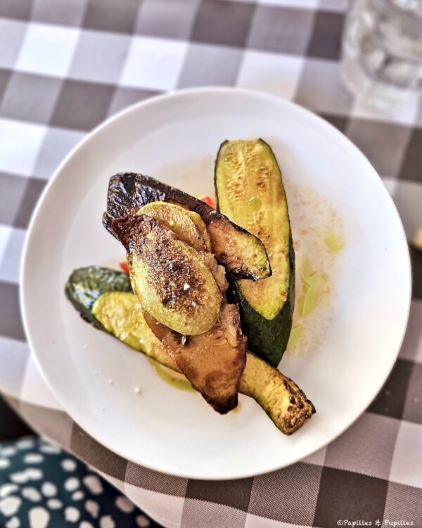 Courgettes rôties avec vierge de tomate servies au Croquant à Monpazier