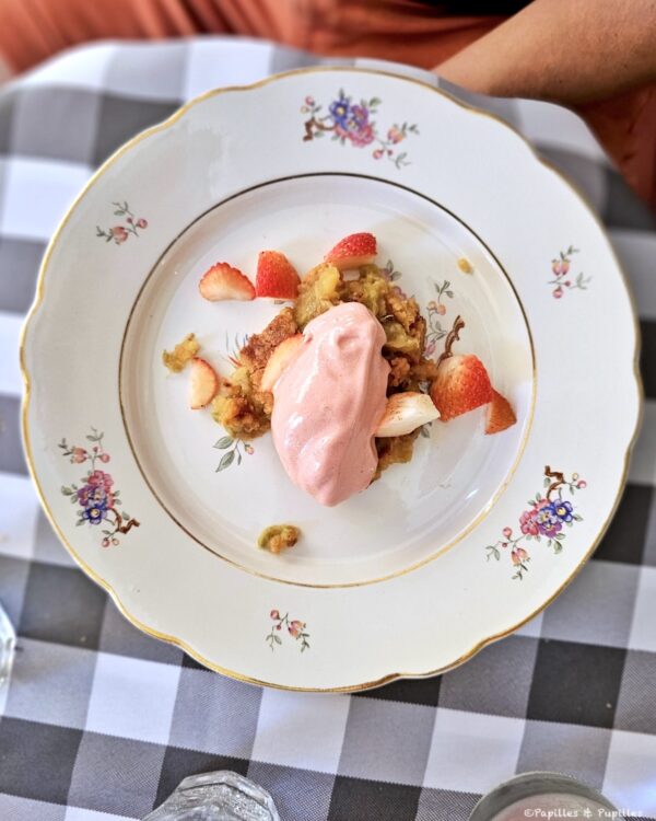 Crumble pomme rhubarbe fraise avec sorbet fraise servi au Croquant à Monpazier
