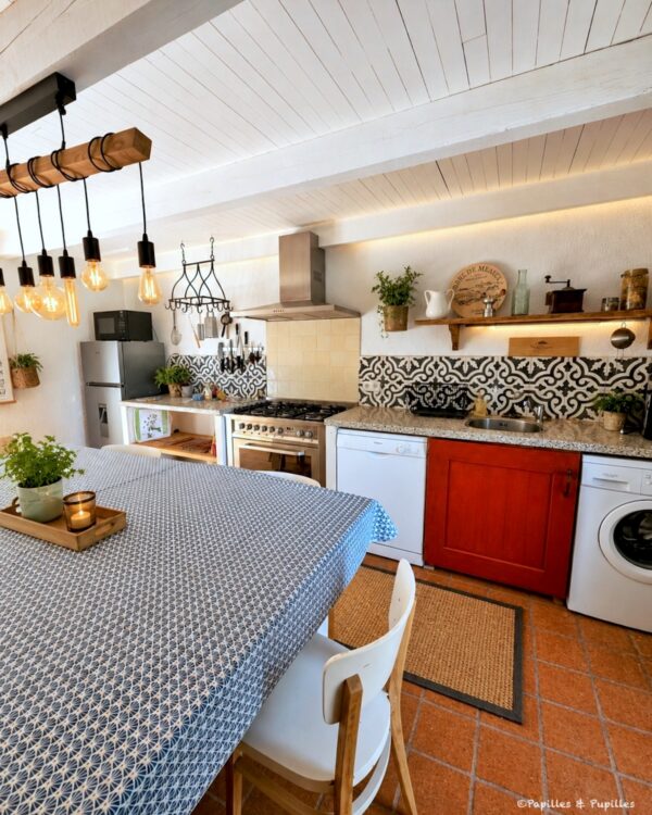 Cuisine équipée et décorée avec goût au gîte Les Fontanelles du Quercy Blanc