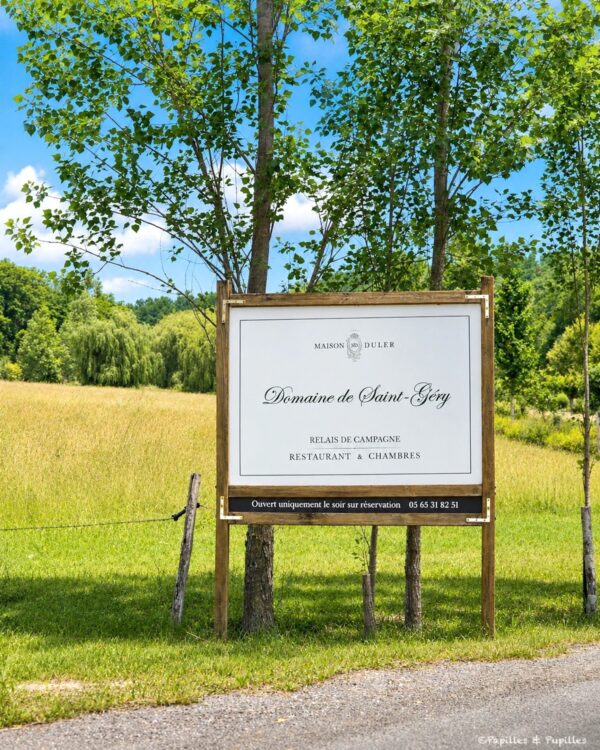 Panneau du Domaine de Saint-Géry, restaurant et chambres de la Maison Duler dans le Lot