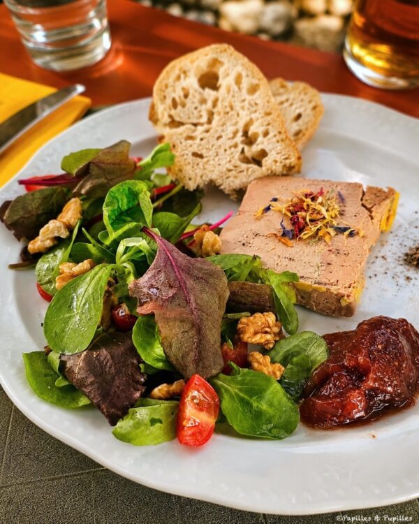 Foie gras servi avec salade, noix, pain et chutney au Domaine de Sens Bas