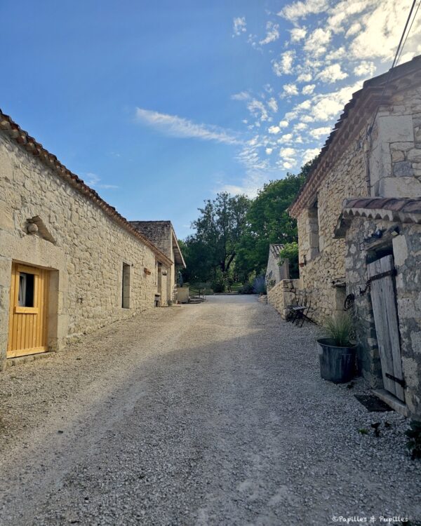 Bâtiments en pierre du gîte Les Fontanelles du Quercy Blanc à Montcuq