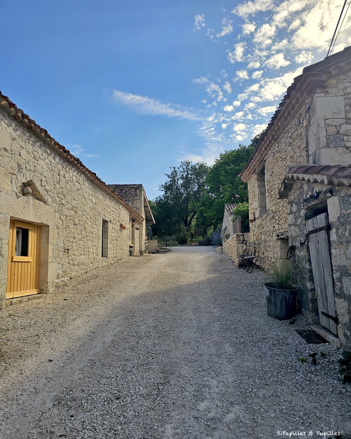 Bâtiments en pierre du gîte Les Fontanelles du Quercy Blanc à Montcuq