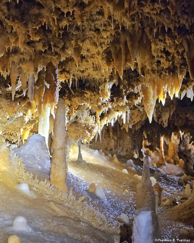 Stalactites et stalagmites dans une salle de la grotte du Grand Roc en Dordogne