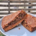 Gros plan sur une part de gâteau aux noix ultra moelleux