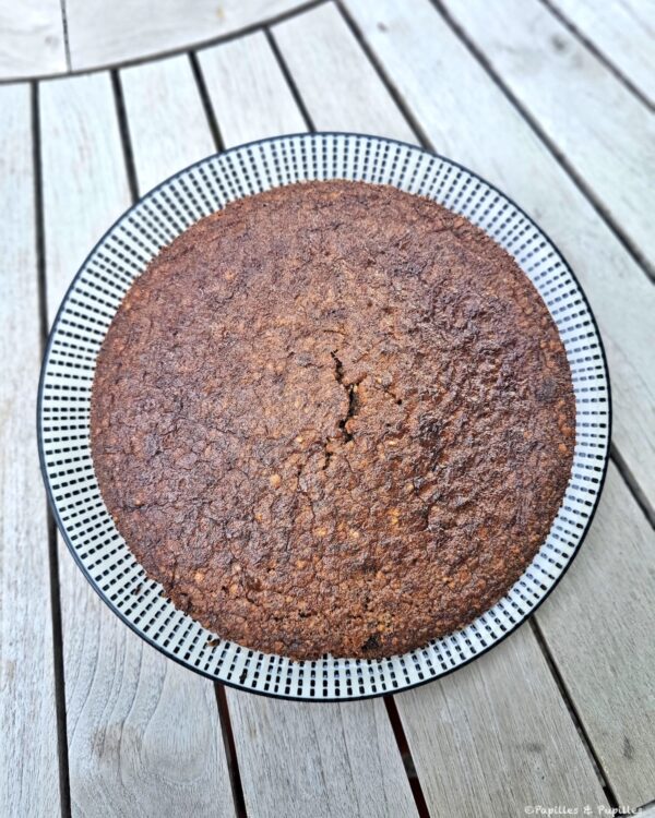 Gâteau aux noix et au chocolat entier posé sur une assiette