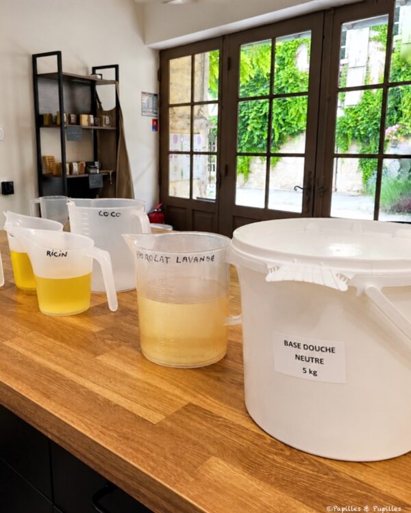 Ingrédients de l’atelier savon avec huile de ricin, hydrolat de lavande et base douche neutre