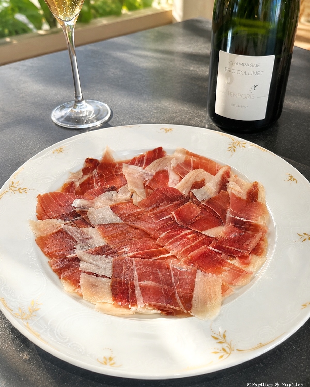 Assiette de jambon affiné de la Maison Duler servie avec un verre de champagne