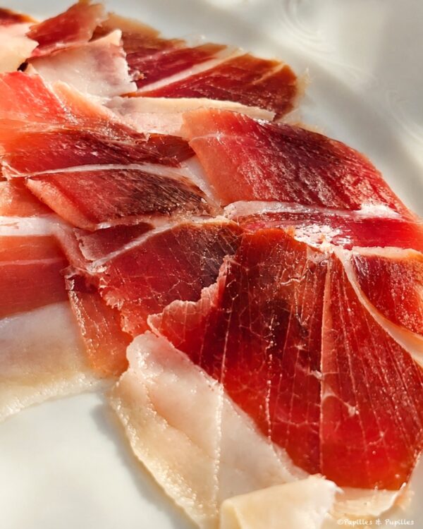 Gros plan sur des tranches de jambon affiné plus de dix ans à la Maison Duler
