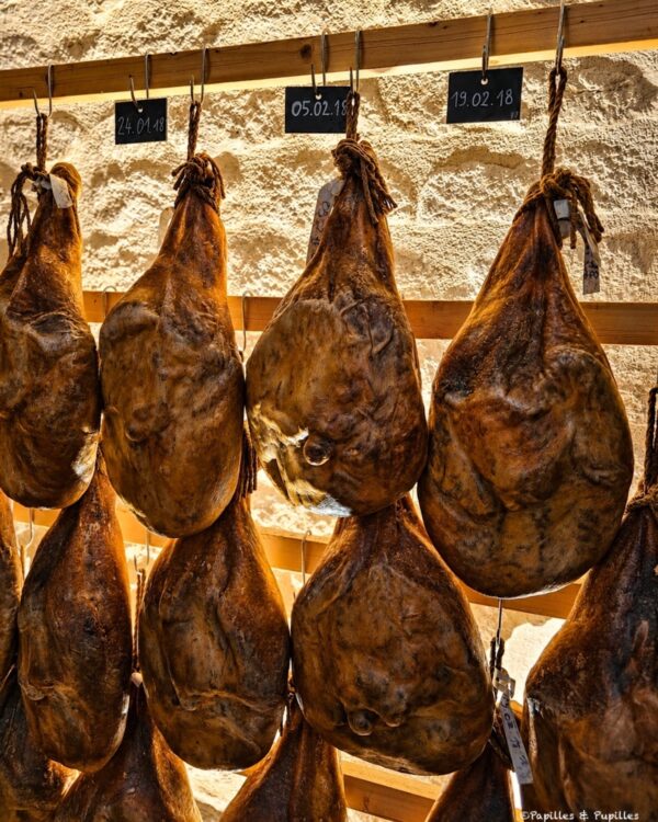 Jambons datés de 2018 suspendus dans la cave d’affinage de la Maison Duler
