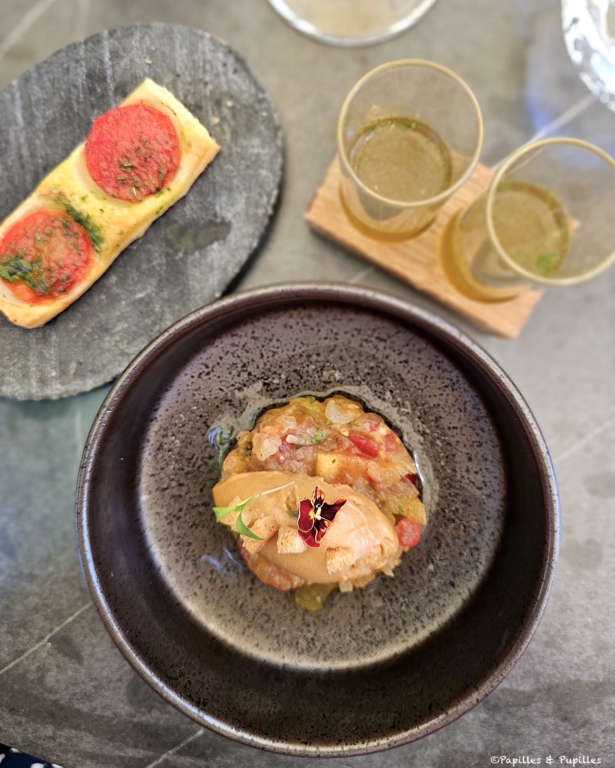 Assiette autour de la tomate d'Eric servie à L'Atelier à Issigeac