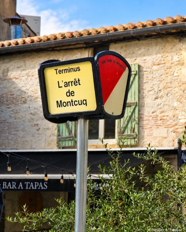 Panneau L’arrêt de Montcuq dans le village de Montcuq-en-Quercy-Blanc
