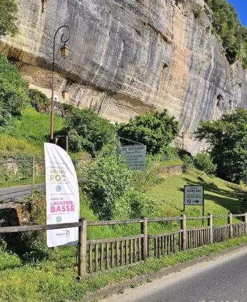 Entrée des abris de Laugerie Basse et de la grotte du Grand Roc en Dordogne