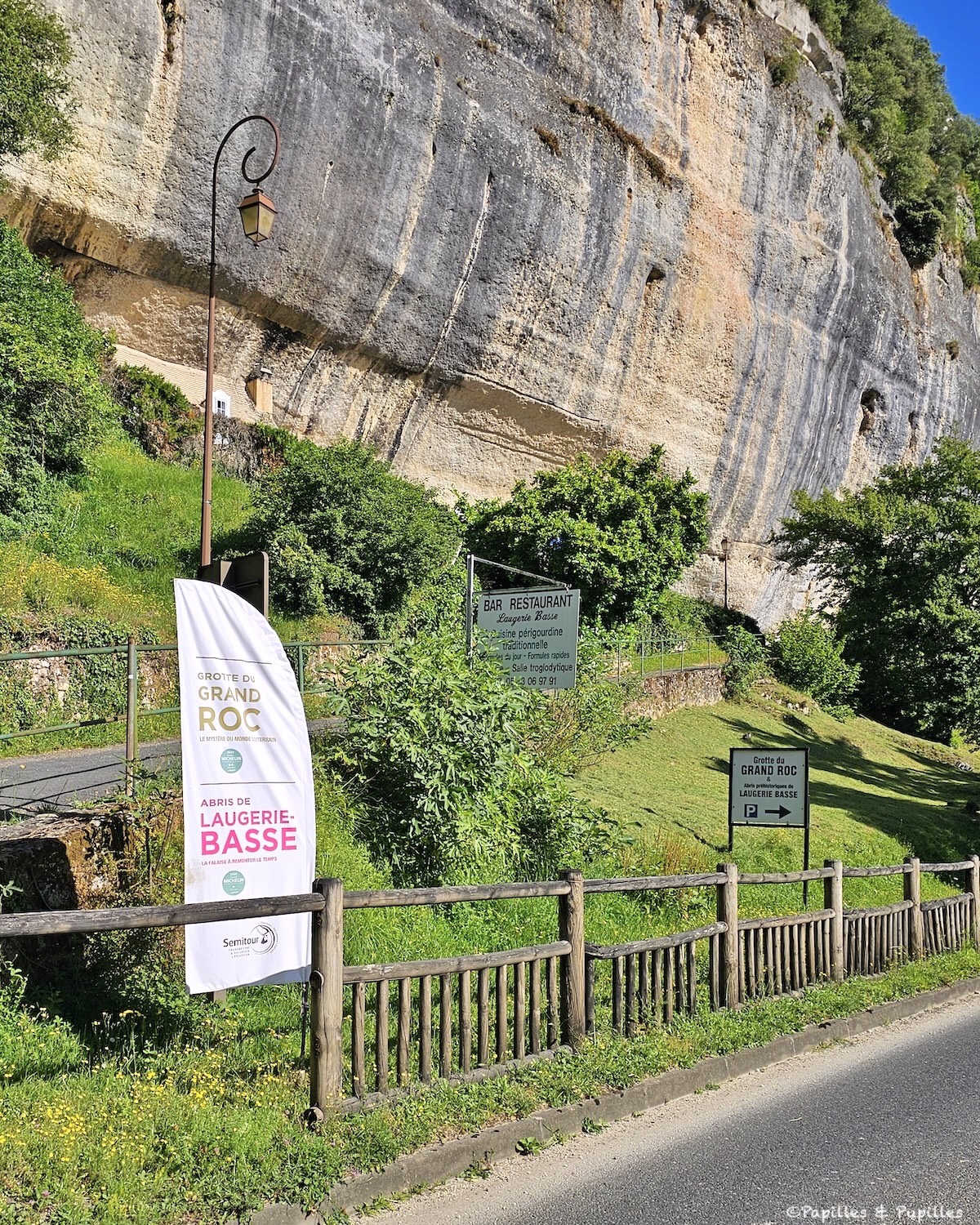 Entrée des abris de Laugerie Basse et de la grotte du Grand Roc en Dordogne