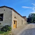 Entrée du gîte Les Fontanelles du Quercy Blanc avec bâtiments en pierre