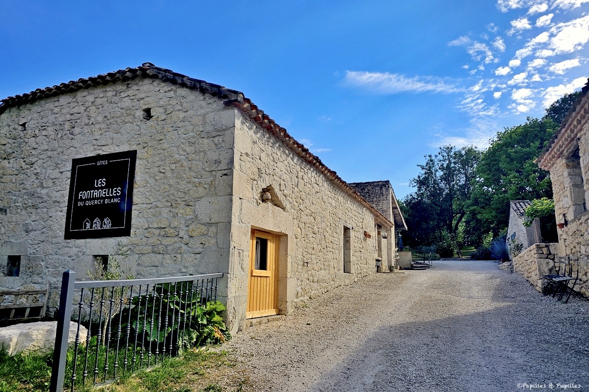 Entrée du gîte Les Fontanelles du Quercy Blanc avec bâtiments en pierre