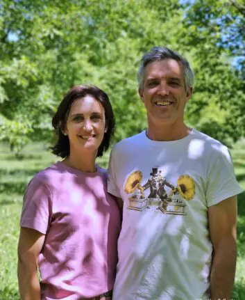 Les propriétaires du Moulin du Chély dans leur verger de noyers