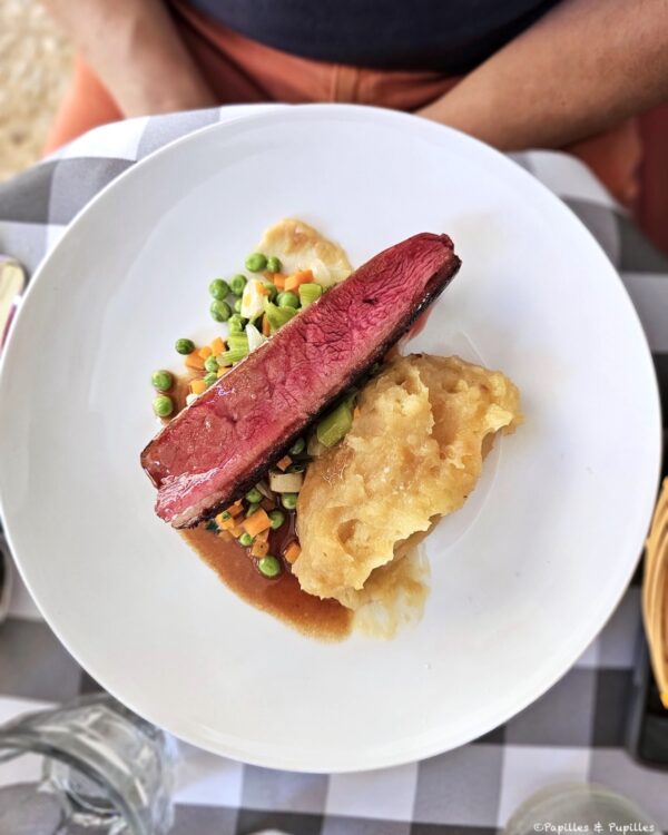 Magret de canard avec crème d’ail, petits pois et pomme de terre écrasée au beurre noisette