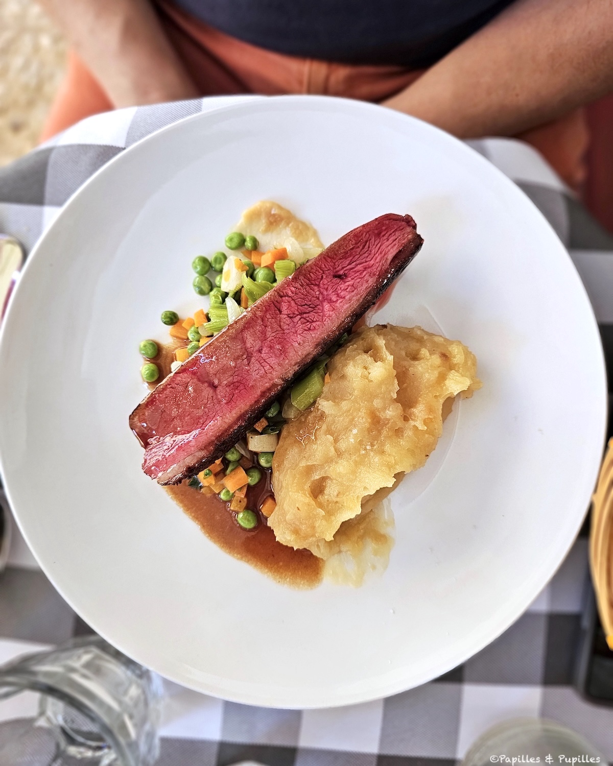 Magret de canard avec crème d’ail, petits pois et pomme de terre écrasée au beurre noisette