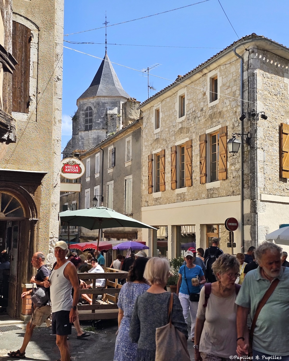 Marché d'Issigeac en Dordogne un dimanche matin