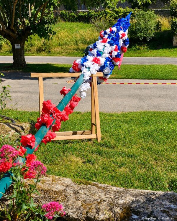 Mai tricolore décoré de fleurs en papier pour la maïade de Cadouin