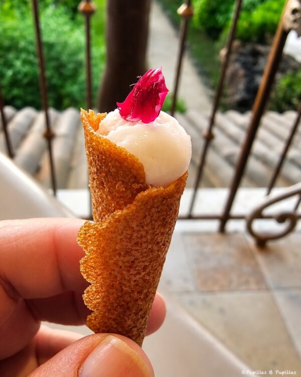Cornet croustillant garni d’une crème légère et décoré d’un pétale rose