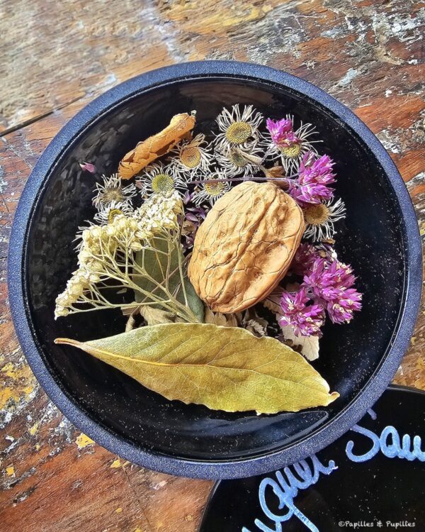 Noix entière avec feuille de laurier et fleurs séchées