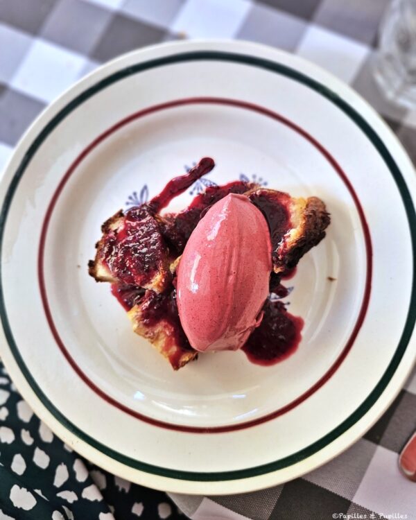 Pain perdu avec coulis de fruits rouges et sorbet fromage blanc servi au Croquant à Monpazier