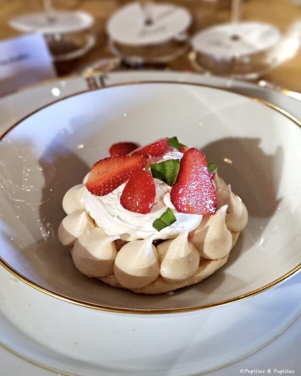 Comme une Pavlova à la fraise, basilic et fruits de la passion
