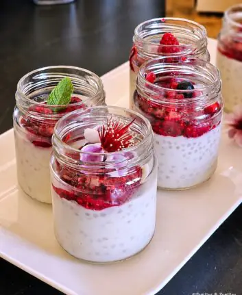 Perles du Japon au lait de coco et coulis de fruits rouges