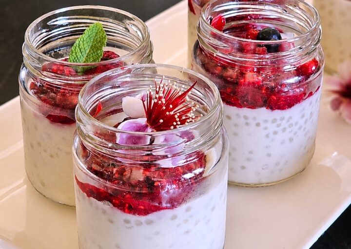 Perles du Japon au lait de coco et coulis de fruits rouges