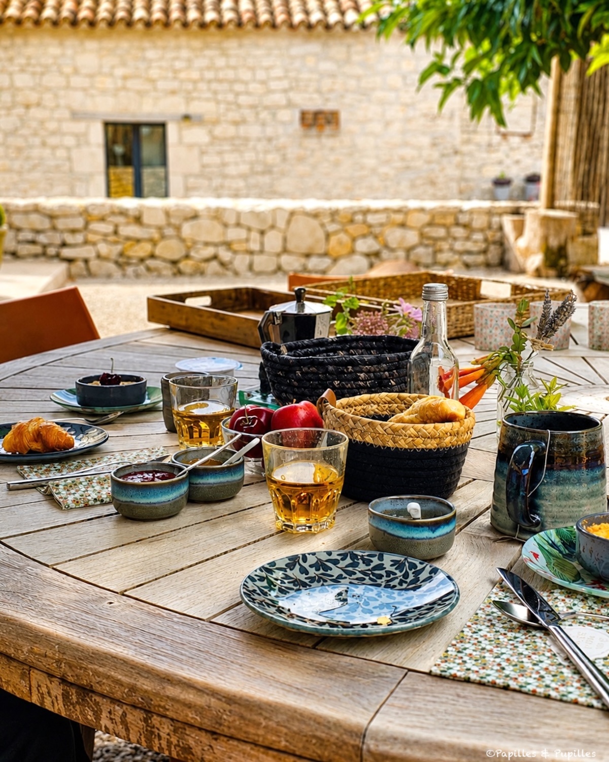 Table de petit déjeuner dressée dans la cour du gîte Les Fontanelles du Quercy Blanc