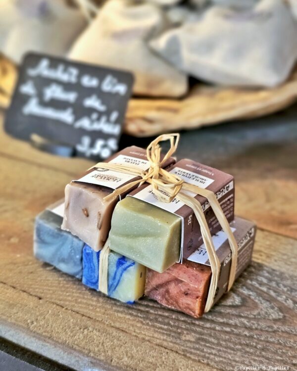 Assortiment de petits savons artisanaux du Mas de l’Essentiel noués avec du raphia