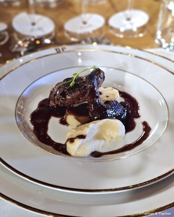 Pigeon royal rôti, déclinaison de céleri rave, pâte de piment vert doux et jus corsé au gin