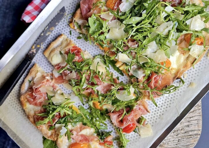 Pinsa jambon cru Parmesan roquette
