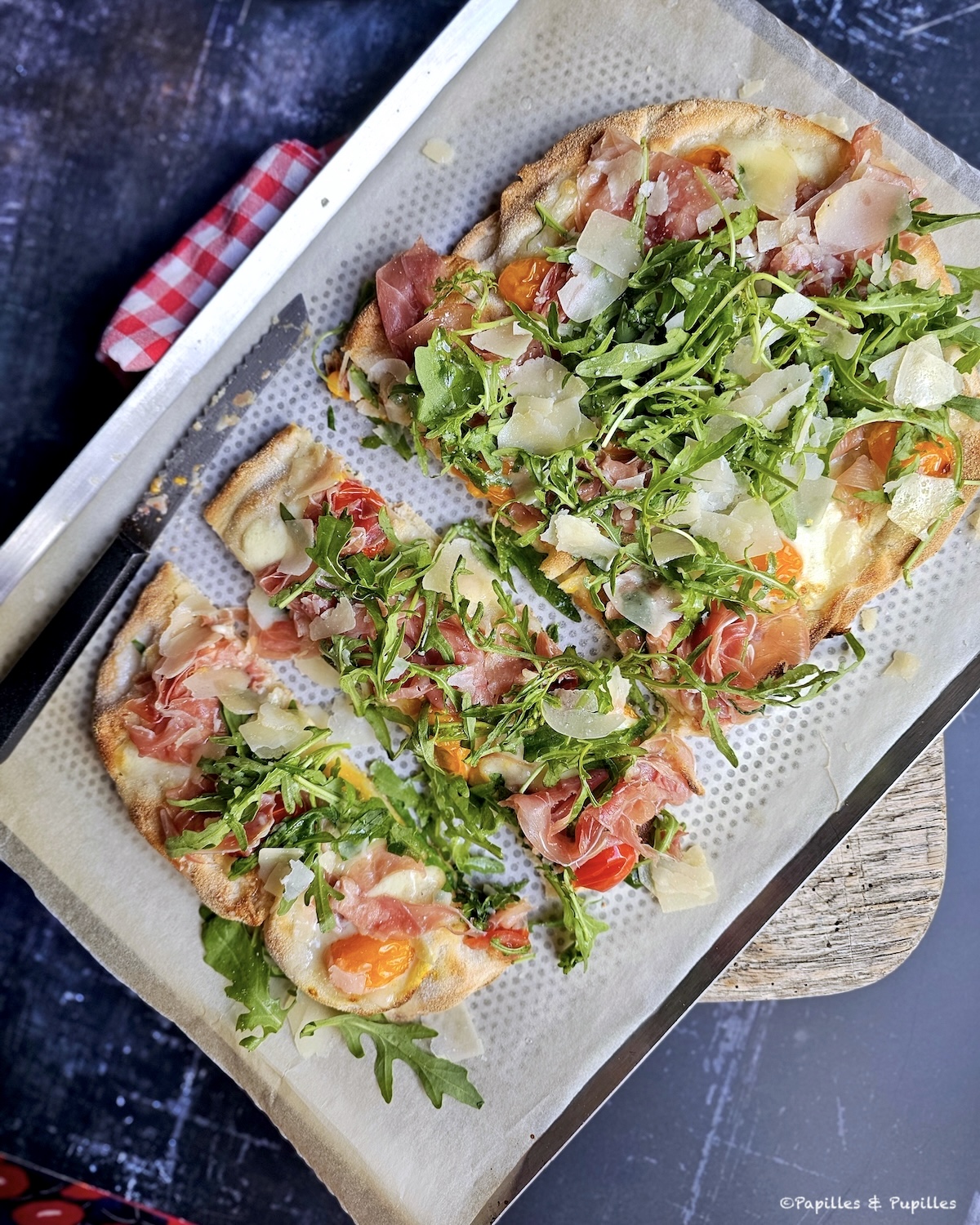 Pinsa au jambon cru, parmesan, roquette et tomates cerises