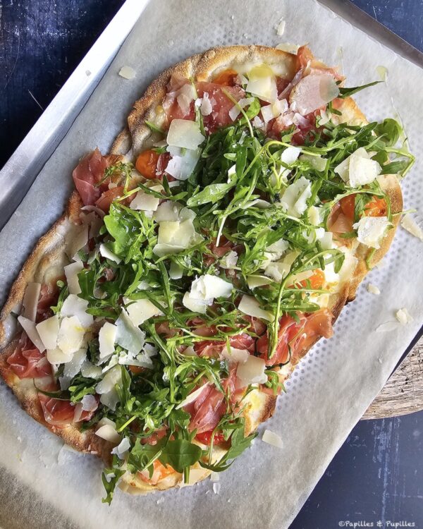 Pinsa jambon cru Parmesan roquette
