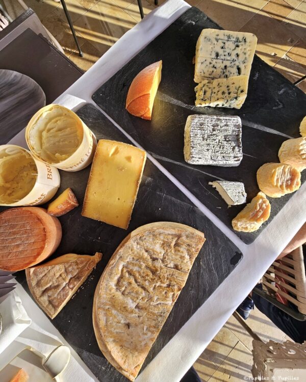 Plateau de fromages affinés servi au restaurant Le 1862 sur des ardoises noires