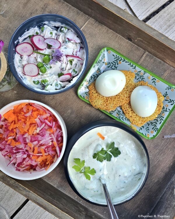 Plateau repas avec crudités, fromage frais, œufs et sauces servi au gîte